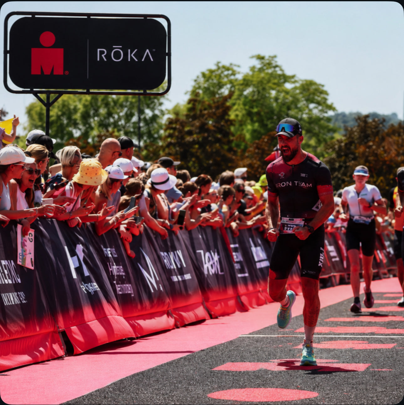 Julio franchissant la ligne d'arrivée de l'Ironman 70.3
