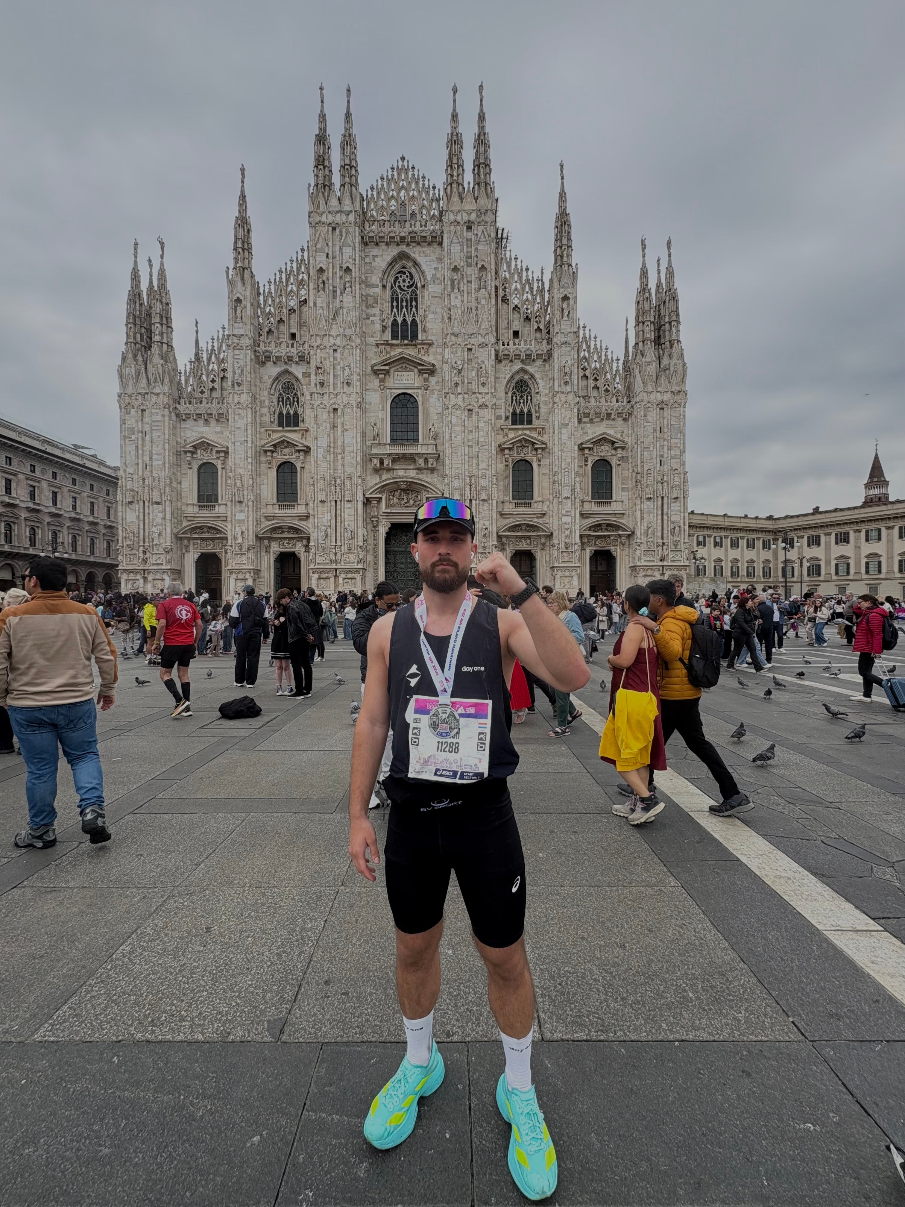 Julio à l'arrivée du marathon de Milan, médaille au cou, devant le Duomo
